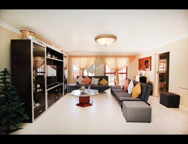 5 BEDROOM HOUSE FOR SALE IN FRAAIUITSIG